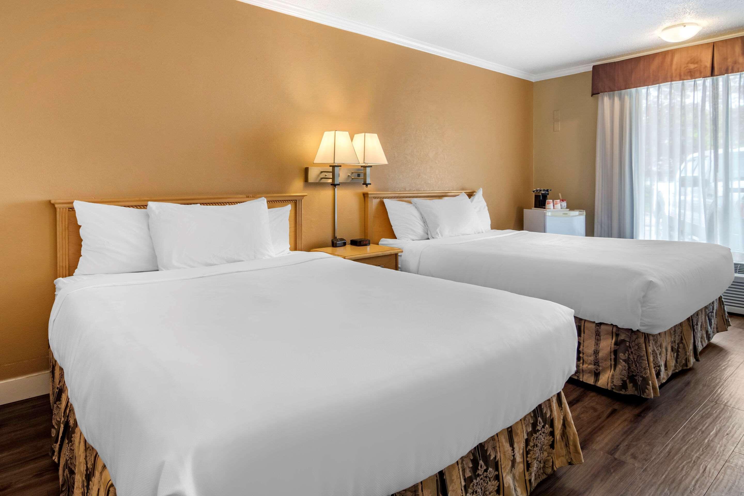 Econo Lodge Inn & Suites Kelowna Exterior foto